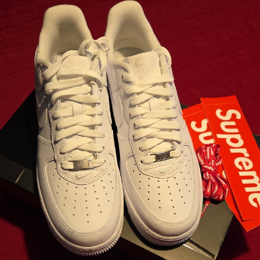 Nike White NWT in Box Air Force 1 Sneakers Supreme...size 10